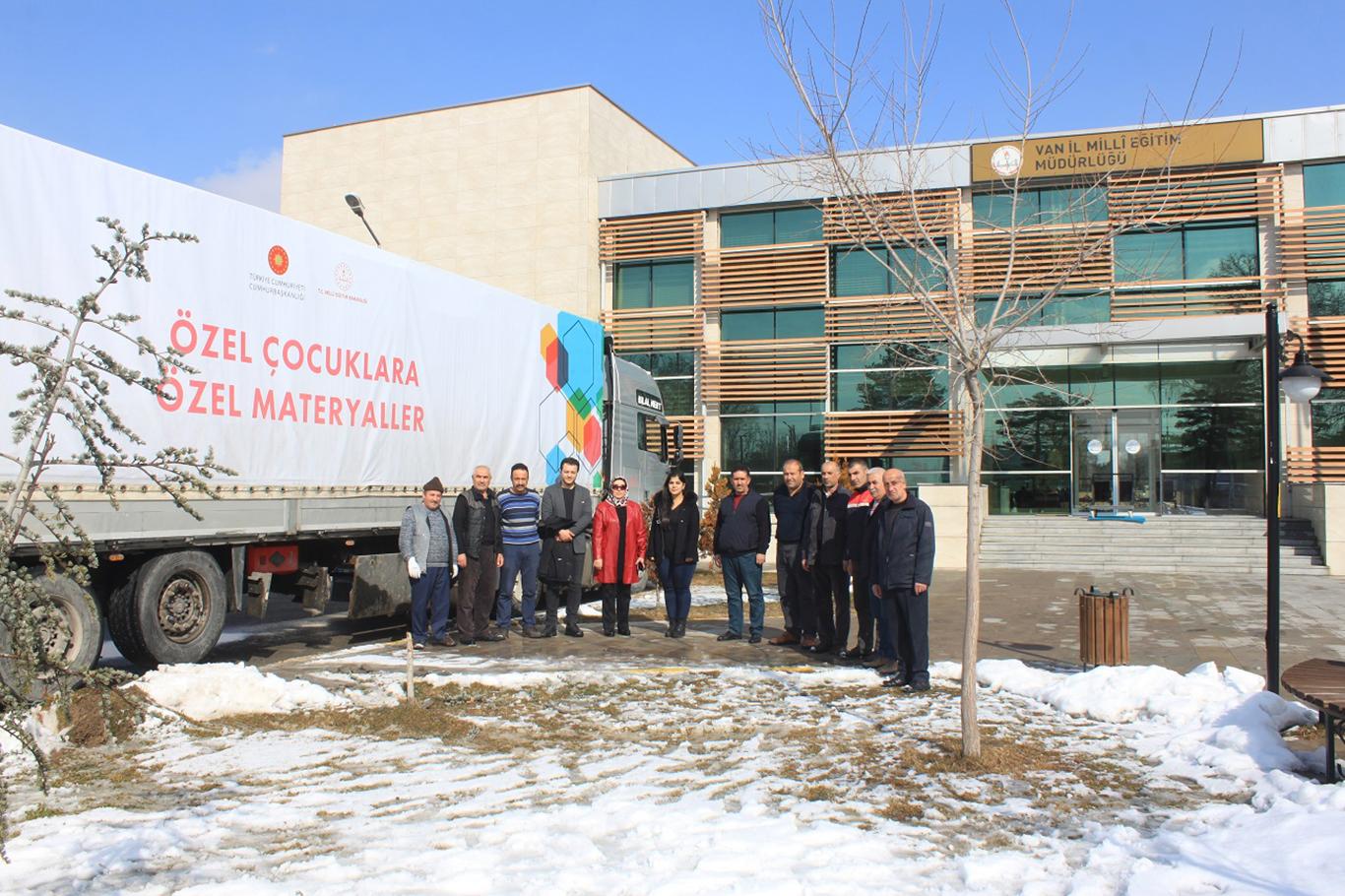 "Özel Çocuklara Özel Materyaller" TIR’ı Van’a ulaştı "Özel Çocuklara Özel Materyaller" TIR’ı Van’a ulaştı